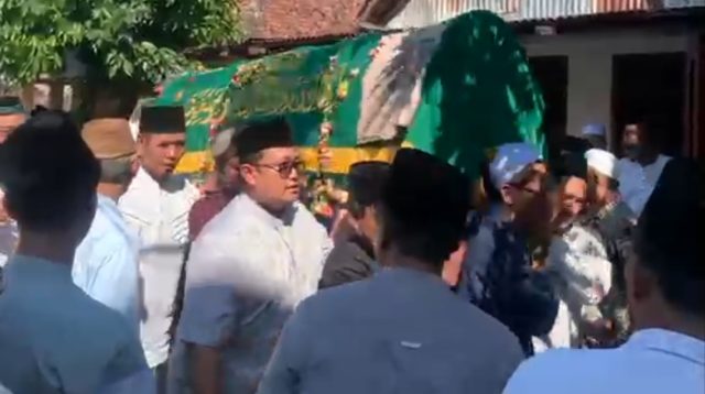 Ratusan Masyarakat Lamongan mengantar kepergian Kiai Abdul Aziz Khoiri ke peristirahat akhir ke makam Kelurahan Sidokumpul Kecamatan Lamongan Kota.