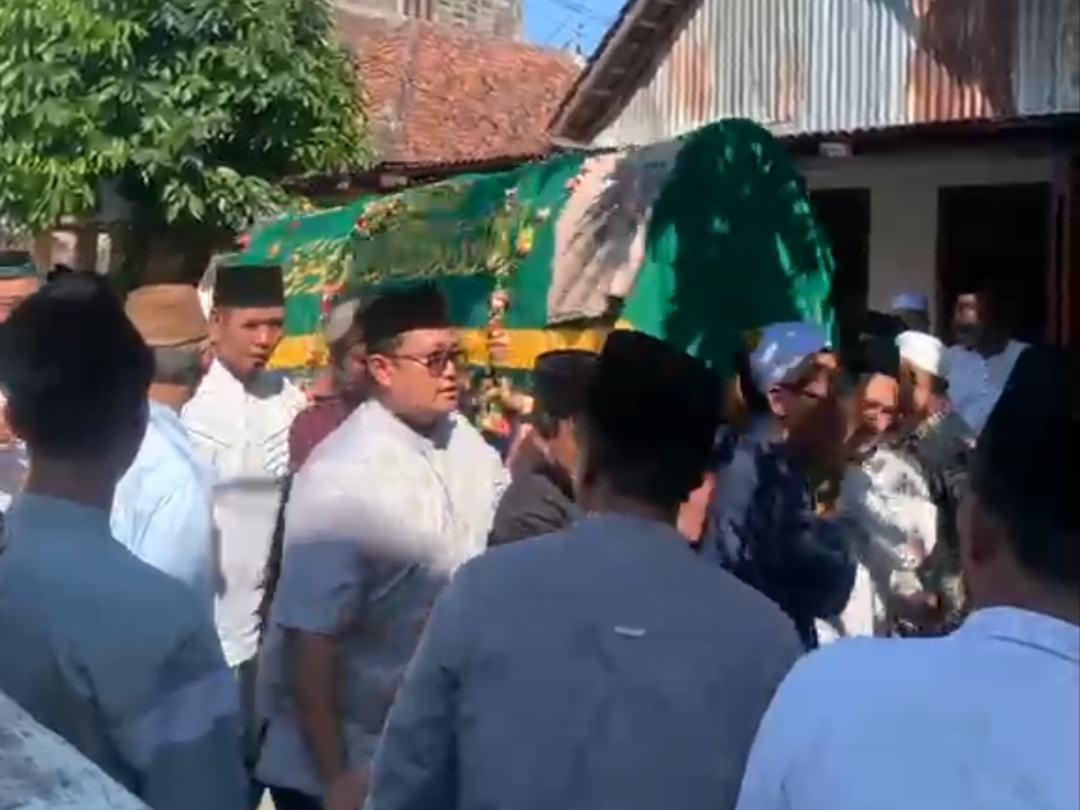 Ratusan Masyarakat Lamongan mengantar kepergian Kiai Abdul Aziz Khoiri ke peristirahat akhir ke makam Kelurahan Sidokumpul Kecamatan Lamongan Kota.