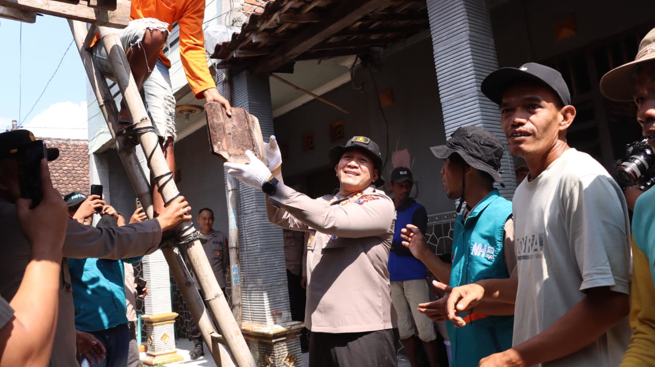 Peringati Hari Bhayangkara ke 80, Polres Lamongan Bedah Rumah Warga Kurang Mampu di Modo