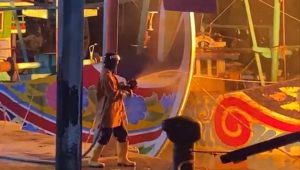 Petugas Damkar berupaya memadamkan api yang membakar KMN Sri Sumber Rejeki di Dermaga PPN Brondong.