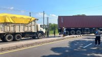 Petugas Polres Lamongan mengatur lalu lintas di TKP.
