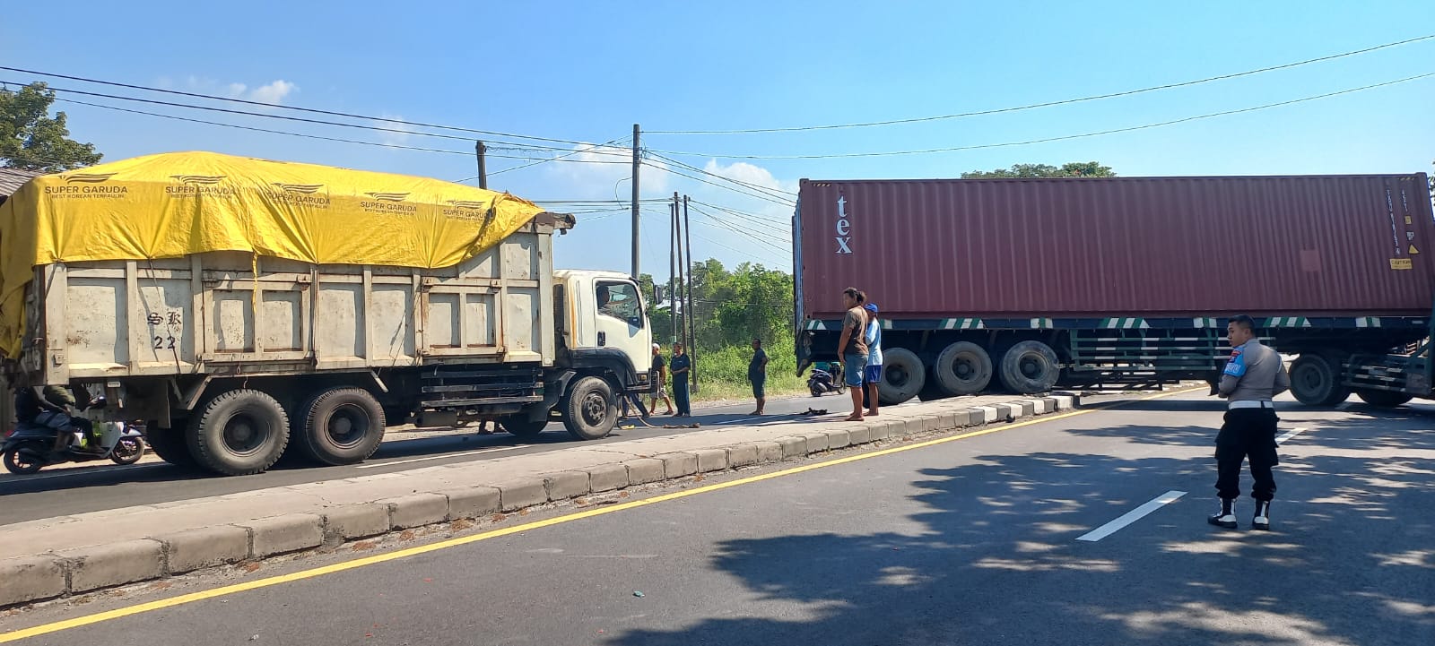 Petugas Polres Lamongan mengatur lalu lintas di TKP.