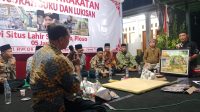 1002660435 Salah satu lukisan kunjungan Bung Karno ke Ploso karya pelukis Yus Haris saat dilelang Jumat (5/6/2026) malam.