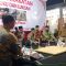 Salah satu lukisan kunjungan Bung Karno ke Ploso karya pelukis Yus Haris saat dilelang Jumat (5/6/2026) malam.