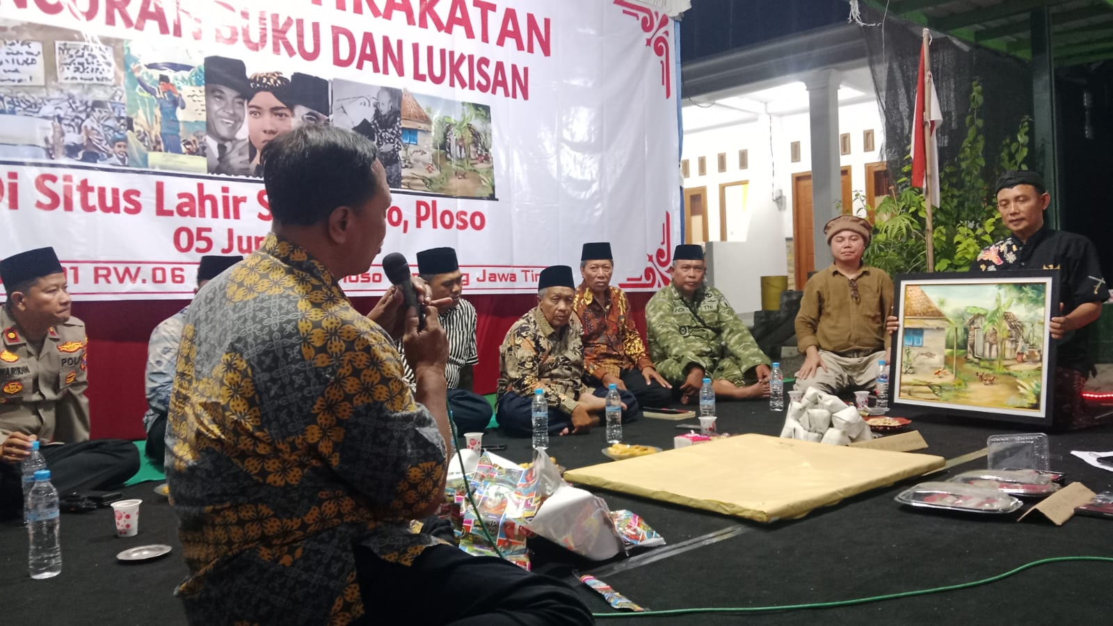 Salah satu lukisan kunjungan Bung Karno ke Ploso karya pelukis Yus Haris saat dilelang Jumat (5/6/2026) malam.