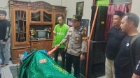 1002661075 Seorang petani yang ditemukan tewas di aliran sudetan Sungai Waruturi saat dilakukan pemeriksaan oleh tim INAFIS di kediamannya di Desa Kepuhkajang, Perak, Jombang.