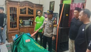 Seorang petani yang ditemukan tewas di aliran sudetan Sungai Waruturi saat dilakukan pemeriksaan oleh tim INAFIS di kediamannya di Desa Kepuhkajang, Perak, Jombang.