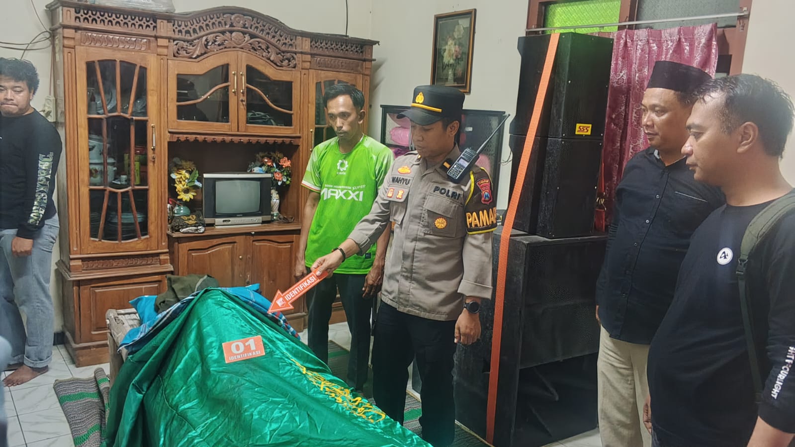 Seorang petani yang ditemukan tewas di aliran sudetan Sungai Waruturi saat dilakukan pemeriksaan oleh tim INAFIS di kediamannya di Desa Kepuhkajang, Perak, Jombang.