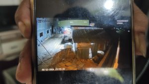 Tangkapan layar CCTV yang ada didalam pabrik PT Handsome Investments Indonesia saat didatangi orang tak dikenal masuk kedalam pabrik berlokasi.