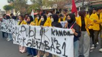 Puluhan mahasiswa dari Gerakan Mahasiswa Nasional Indonesia (GMNI) dan Badan Eksekutif Mahasiswa (BEM) Universitas Darul 'Ulum (UNDAR) saat melakukan aksi didepan pintu kantor DPRD Jombang, Jumat (19/6/2026) kemarin.