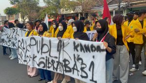 Puluhan mahasiswa dari Gerakan Mahasiswa Nasional Indonesia (GMNI) dan Badan Eksekutif Mahasiswa (BEM) Universitas Darul 'Ulum (UNDAR) saat melakukan aksi didepan pintu kantor DPRD Jombang, Jumat (19/6/2026) kemarin.