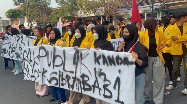 Puluhan mahasiswa dari Gerakan Mahasiswa Nasional Indonesia (GMNI) dan Badan Eksekutif Mahasiswa (BEM) Universitas Darul 'Ulum (UNDAR) saat melakukan aksi didepan pintu kantor DPRD Jombang, Jumat (19/6/2026) kemarin.