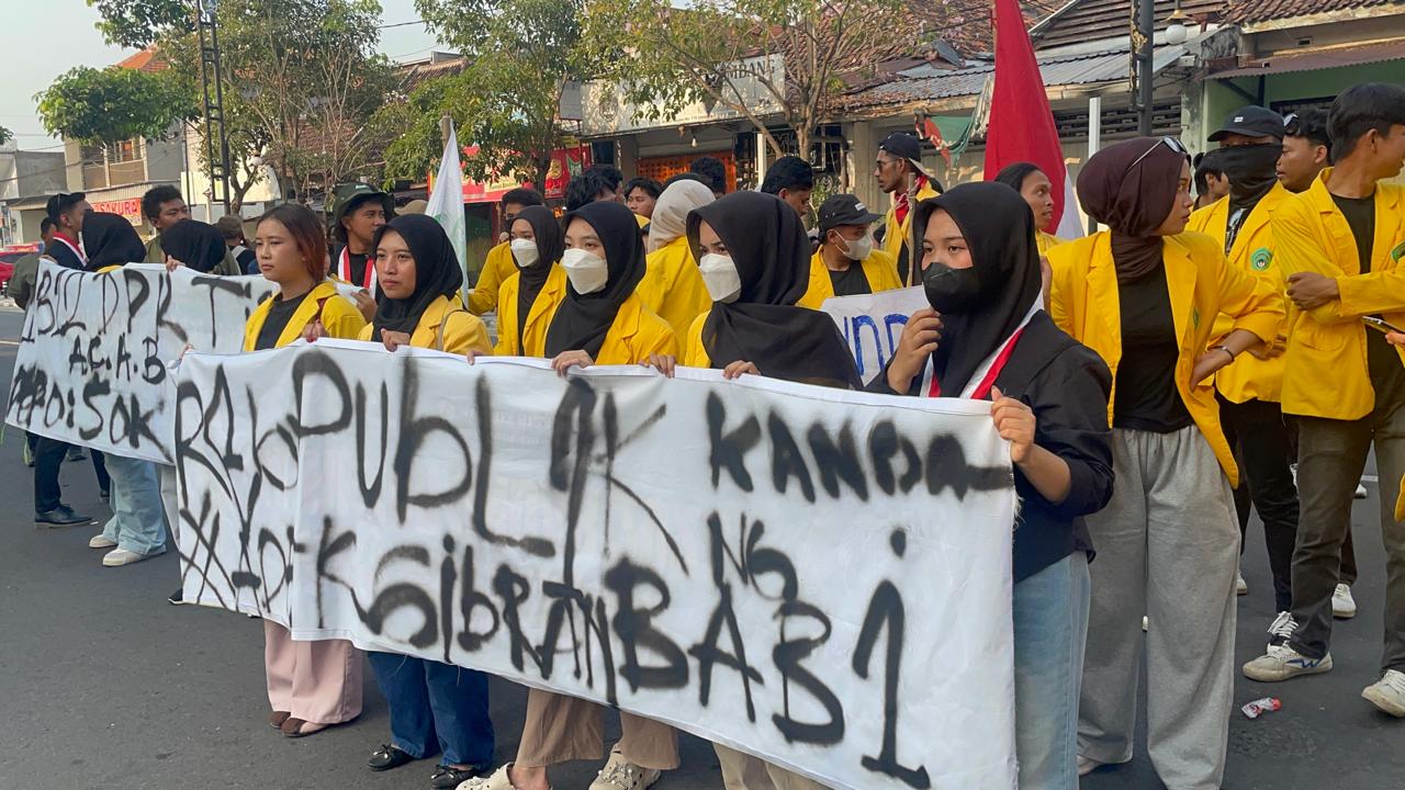 Puluhan mahasiswa dari Gerakan Mahasiswa Nasional Indonesia (GMNI) dan Badan Eksekutif Mahasiswa (BEM) Universitas Darul 'Ulum (UNDAR) saat melakukan aksi didepan pintu kantor DPRD Jombang, Jumat (19/6/2026) kemarin.