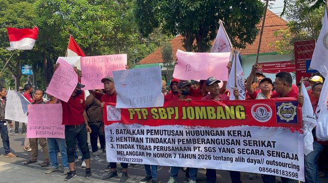 Para buruh SBPJ menggelar aksi didepan Gedung Pemkab Jombang, Selasa (23/6/2026) siang. Buruh yang tergabung di GSBI ini menuntut manajemen pabrik PT SGS atas keputusan PHK yang berlaku per 30 Juni 2026 mendatang.