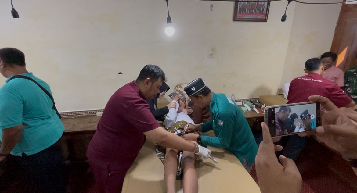 Puluhan anak ikuti khitan massal gratis di Ponpes Gadingmangu, Kecamatan Perak, Kabupaten Jombang, Rabu (24/6/2026).