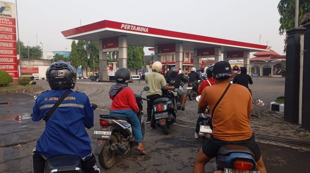 Salah satu BBM pertalite SPBU Pertamina di wilayah Jombang nampak kosong dan pengendara beralih ke BBM Pertamax, Rabu (24/6/2026).