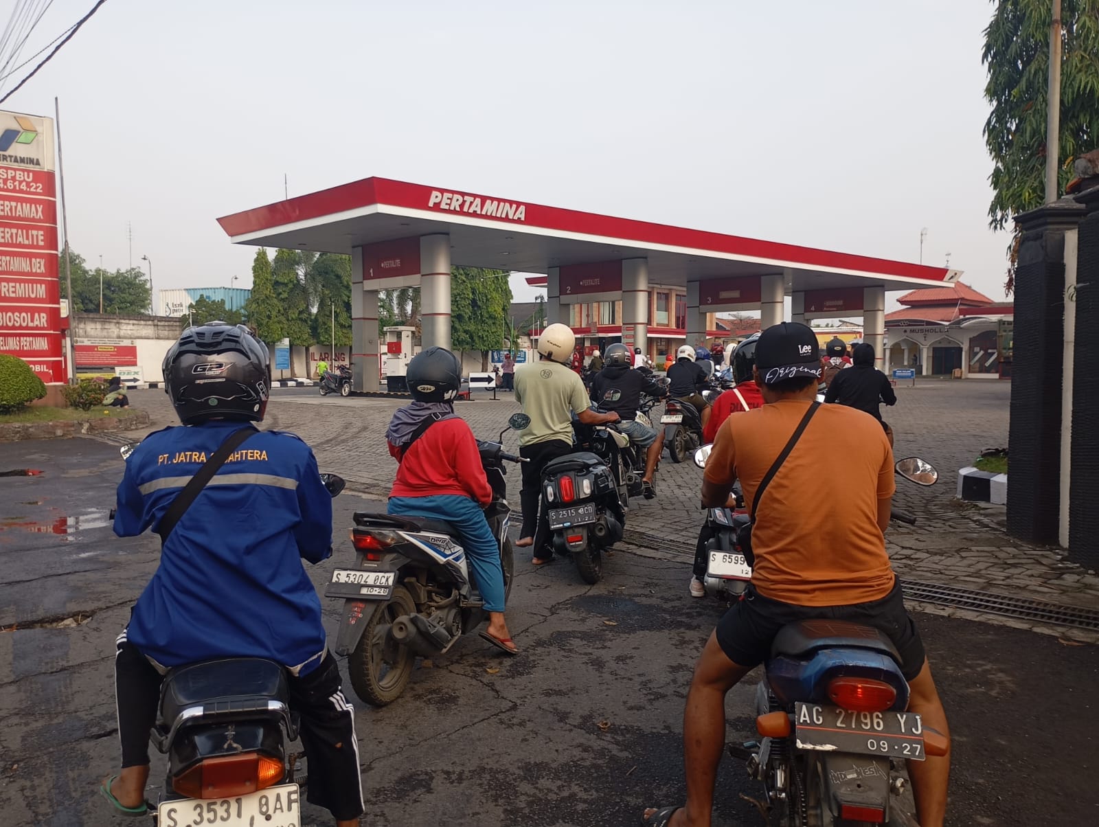 Salah satu BBM pertalite SPBU Pertamina di wilayah Jombang nampak kosong dan pengendara beralih ke BBM Pertamax, Rabu (24/6/2026).
