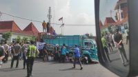 Sebanyak puluhan armada truk tergabung di Gerakan Sopir Jawa Timur (GSJT) gelar aksi demo dan tutup ruas depan kantor Dishub Jombang di Jalan Mastrip Desa Kepuhkembeng, Kecamatan Peterongan, Kabupaten Jombang.