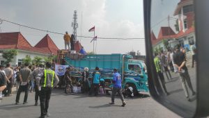 Sebanyak puluhan armada truk tergabung di Gerakan Sopir Jawa Timur (GSJT) gelar aksi demo dan tutup ruas depan kantor Dishub Jombang di Jalan Mastrip Desa Kepuhkembeng, Kecamatan Peterongan, Kabupaten Jombang.