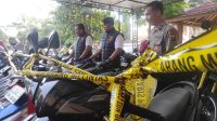 Kasatreskrim Polres Jombang, AKP Magribi Agus Saputra saat menunjukkan barang bukti kendaraan bermotor dari aksi pencurian di 9 Kecamatan, Kabupaten Jombang, Selasa (30/6/2026).