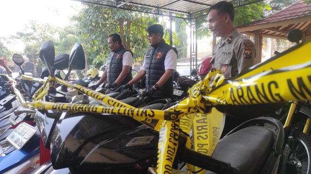 Kasatreskrim Polres Jombang, AKP Magribi Agus Saputra saat menunjukkan barang bukti kendaraan bermotor dari aksi pencurian di 9 Kecamatan, Kabupaten Jombang, Selasa (30/6/2026).