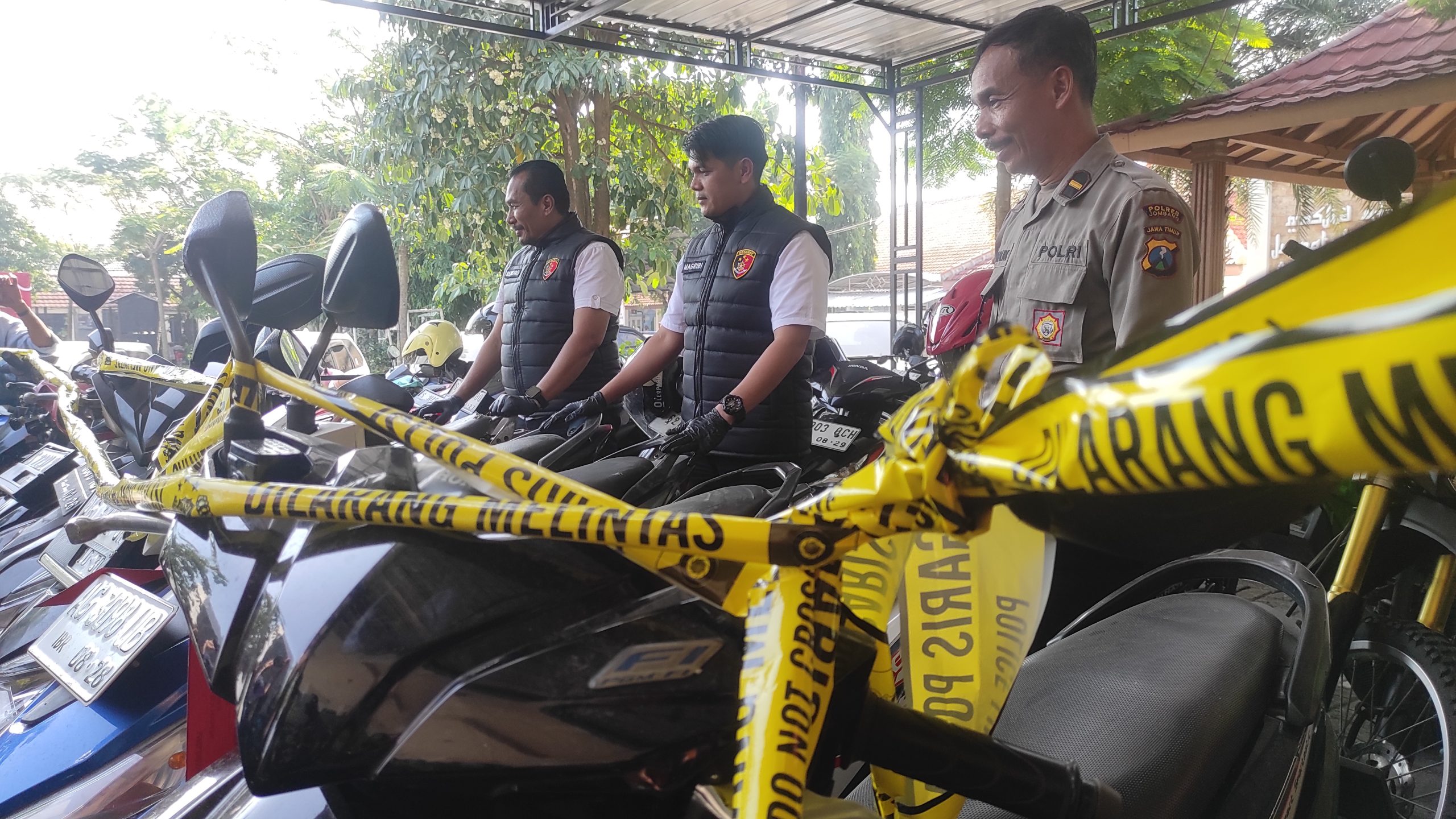Kasatreskrim Polres Jombang, AKP Magribi Agus Saputra saat menunjukkan barang bukti kendaraan bermotor dari aksi pencurian di 9 Kecamatan, Kabupaten Jombang, Selasa (30/6/2026).