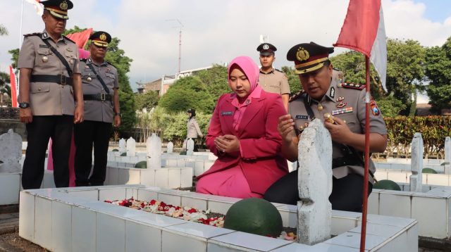 Kapolres Batu Pimpin Ziarah Tokoh Bangsa dan Berbagi Tali Asih