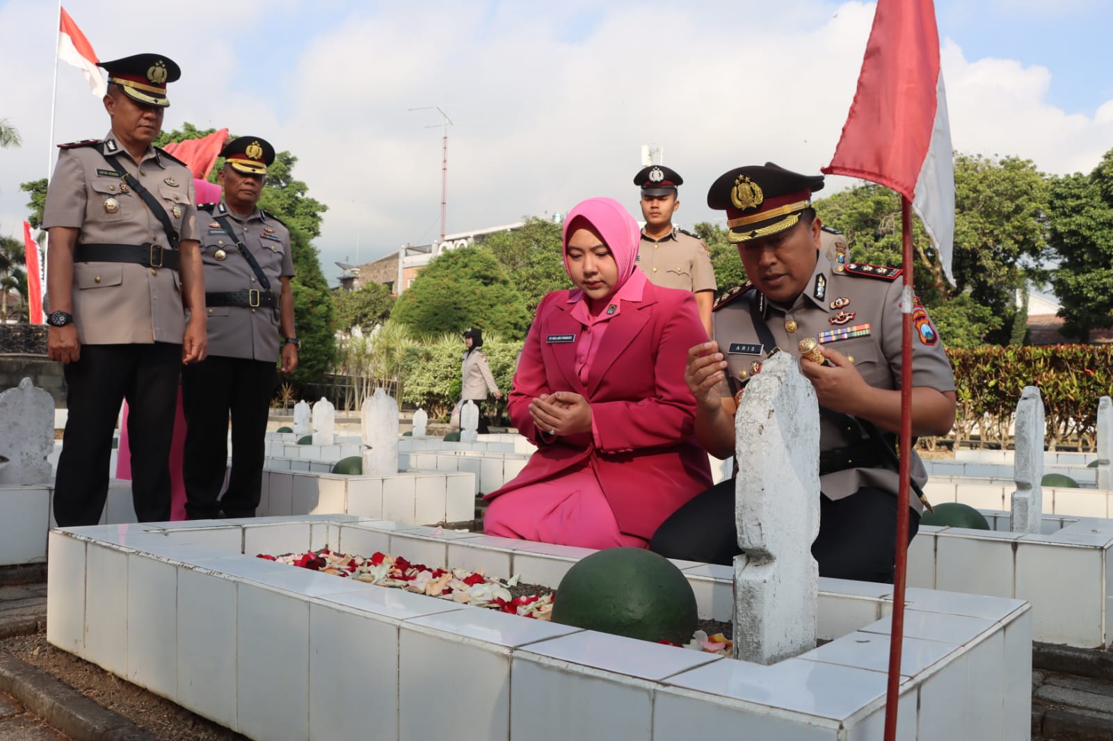 Kapolres Batu Pimpin Ziarah Tokoh Bangsa dan Berbagi Tali Asih