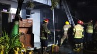 Diduga korsleting listrik, Kantor PTSP dan Ruang Kepala Madrasah MTsN 1 Kediri terbakar saat magrib.