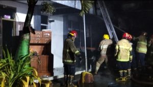 Diduga korsleting listrik, Kantor PTSP dan Ruang Kepala Madrasah MTsN 1 Kediri terbakar saat magrib.