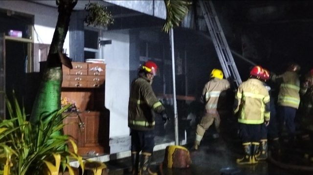 Diduga korsleting listrik, Kantor PTSP dan Ruang Kepala Madrasah MTsN 1 Kediri terbakar saat magrib.