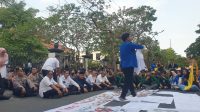 Aliansi mahasiswa di Tulungagung saat menggelar aksi unjuk rasa di depan kantor DPRD Tulungagung sore.(foto: mochammad sholeh sirri)
