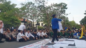 Aliansi mahasiswa di Tulungagung saat menggelar aksi unjuk rasa di depan kantor DPRD Tulungagung sore.(foto: mochammad sholeh sirri)