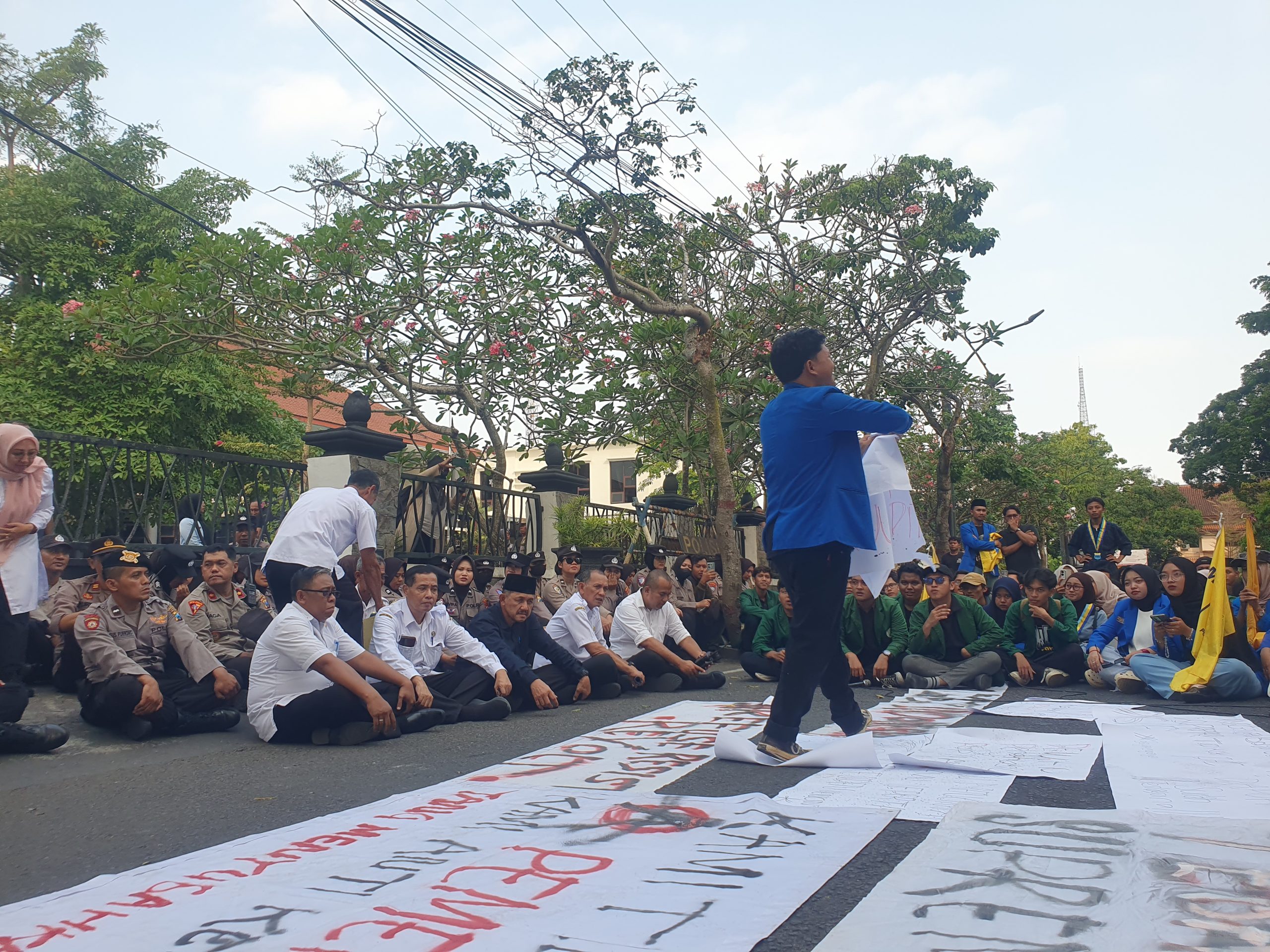 Aliansi mahasiswa di Tulungagung saat menggelar aksi unjuk rasa di depan kantor DPRD Tulungagung sore.(foto: mochammad sholeh sirri)