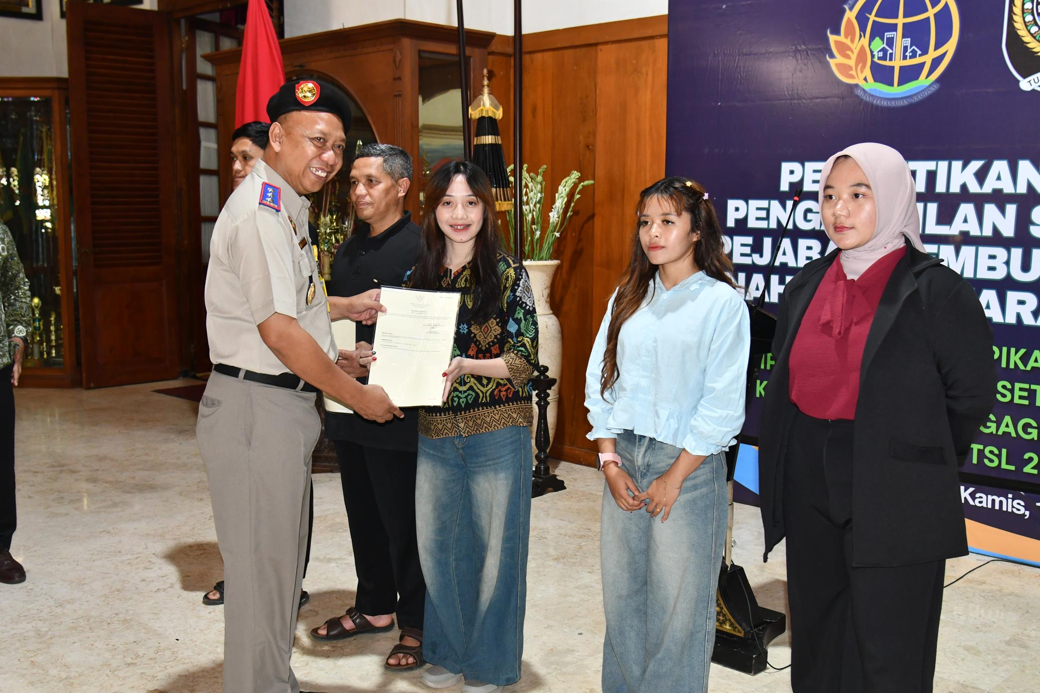 Proses penyerahan sertifikat aset milik Pemkab Tulungagung maupun sertifikat tanah wakaf dan program PTSL.
