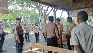 Petugas saat memberikan edukasi dan pembinaan terhadap pelajar yang bolos sekolah di warung kopi.