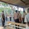 Petugas saat memberikan edukasi dan pembinaan terhadap pelajar yang bolos sekolah di warung kopi.