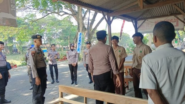 Petugas saat memberikan edukasi dan pembinaan terhadap pelajar yang bolos sekolah di warung kopi.