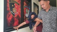 Petugas saat mengamankan dua pelaku berinisial IJ (38) dan SB (37) atas dugaan tindak pidana pencurian dengan pemberatan di Tulungagung.