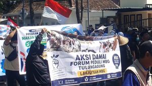 Ribuan massa di Tulungagung melakukan aksi damai terkait keberlanjutan progam MBG di Tulungagung.