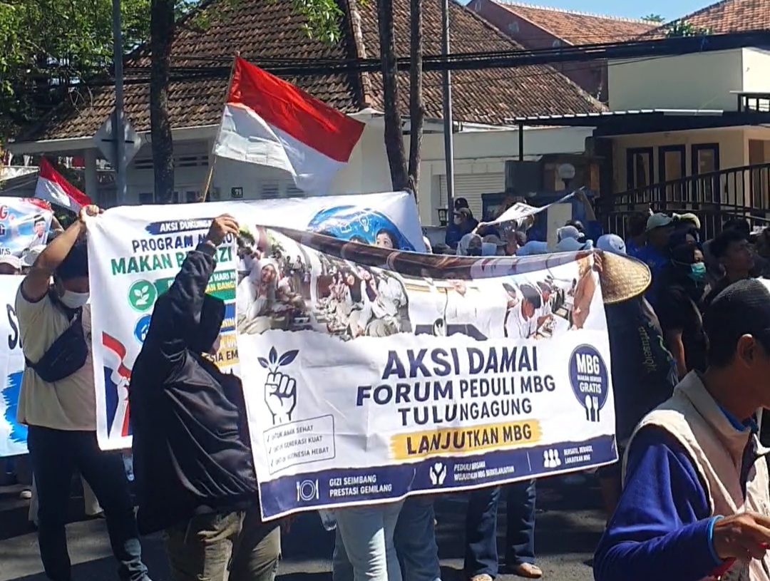 Ribuan massa di Tulungagung melakukan aksi damai terkait keberlanjutan progam MBG di Tulungagung.