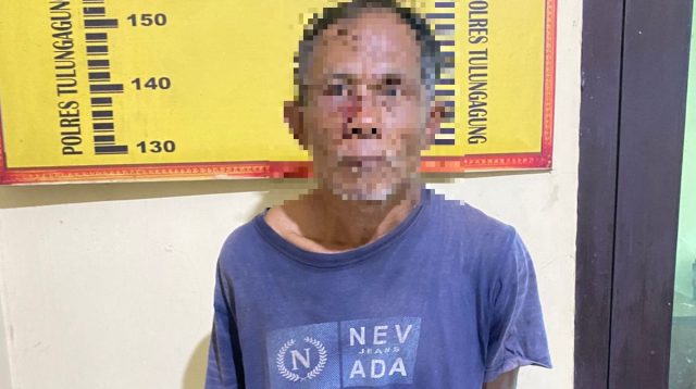 Misdianto (55) saat diamankan di Polres Tulungagung atas kasus pencurian dengan sasaran rumah kosong di Tulungagung.