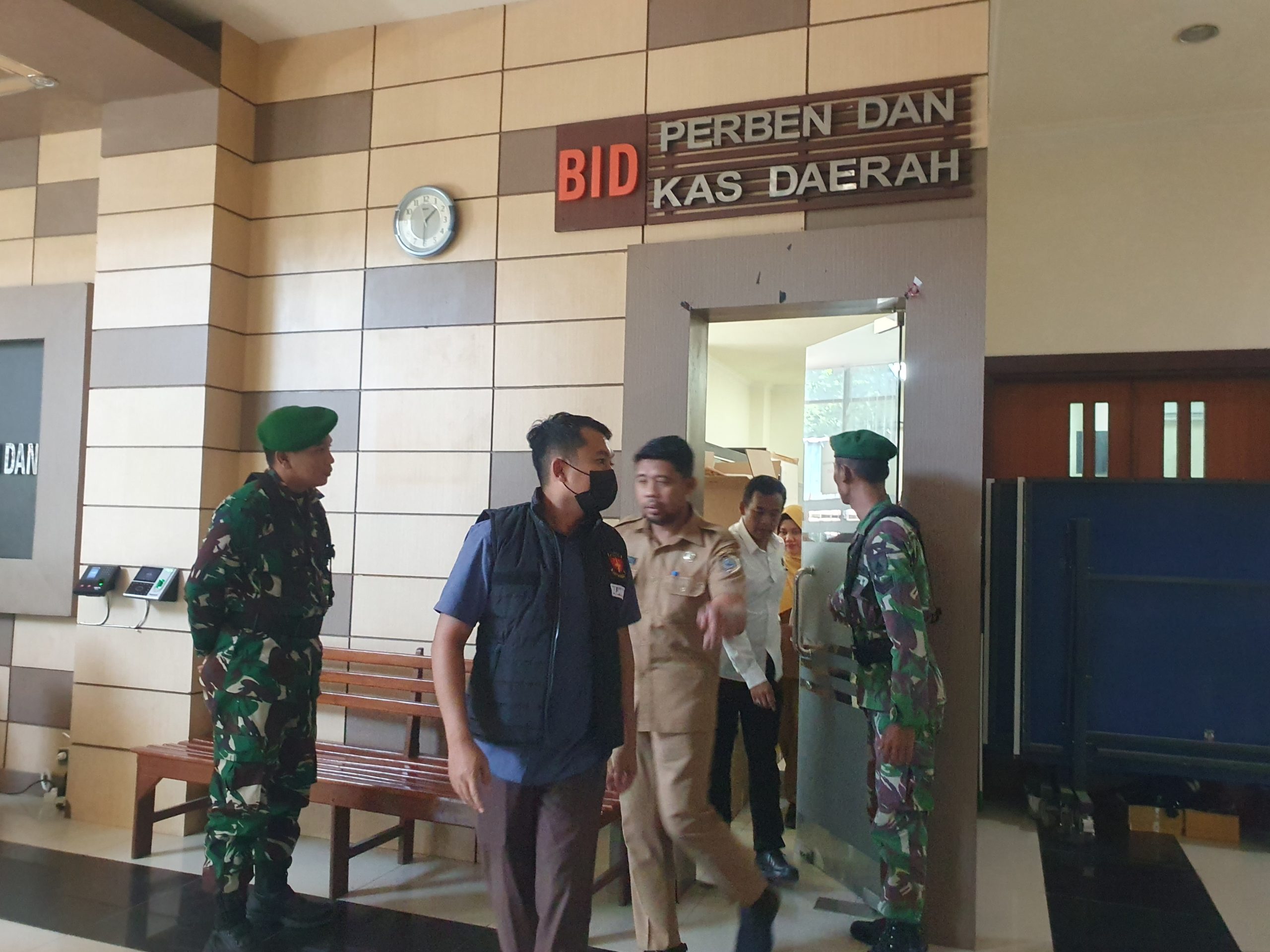 Proses penggeledahan yang dilakukan oleh penyidik Kejari di Kantor BPKAD Tulungagung hingga mengamankan sejumlah barang bukti.