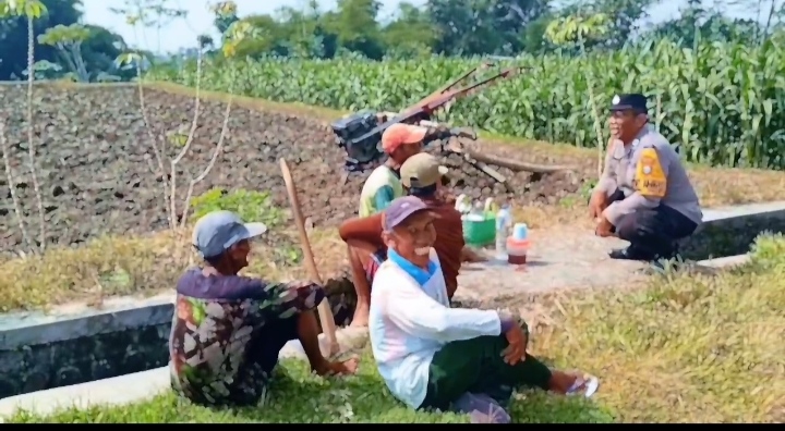 Wujudkan Swasembada Pangan Aman, Polres Blitar Patroli dan Edukasi ke Petani