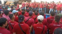 Ribuan buruh PT Sumber Graha Sejahtera (SGS) Jombang berkumpul didalam pabrik untuk berupaya untuk berdialog dengan managemen guna meminta kejelasan hak pekerja dengan status PKWTT supaya tidak di PHK.