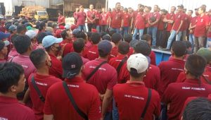 Ribuan buruh PT Sumber Graha Sejahtera (SGS) Jombang berkumpul didalam pabrik untuk berupaya untuk berdialog dengan managemen guna meminta kejelasan hak pekerja dengan status PKWTT supaya tidak di PHK.