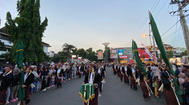 Pusaka milik Kabupaten Ponorogo saat di kirab dari Kota Lama Kecamatan Jenangan menuju Kota Tengah.