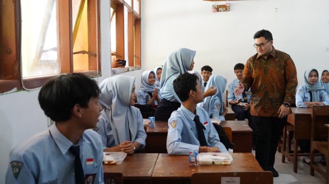 Mas Bup Dhito saat  tinjau KBM siswa di Kabupaten Kediri.