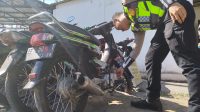Anggota Satlantas Polres Ponorogo saat menunjukkan kendaraan yang akan digunakan untuk balap liar.
