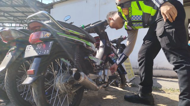 Anggota Satlantas Polres Ponorogo saat menunjukkan kendaraan yang akan digunakan untuk balap liar.